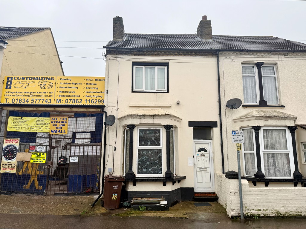 Lot: 61 - FREEHOLD PAIR OF FLATS FOR INVESTMENT - Block of flats